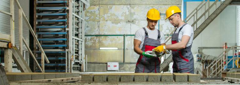 Twee mannen aan het werk