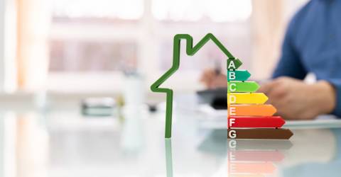 Een huis met aan de rechterkant de labels A tot G voor energie