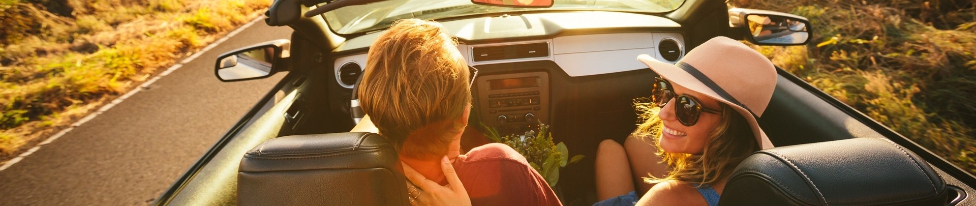 Cabrio met stel rijdt over de weg